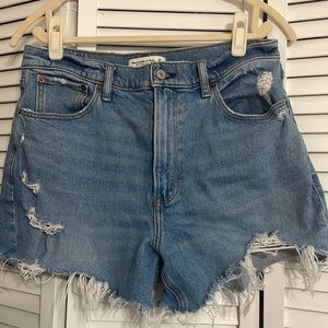 Abercrombie The 4” Mom Short High Rise